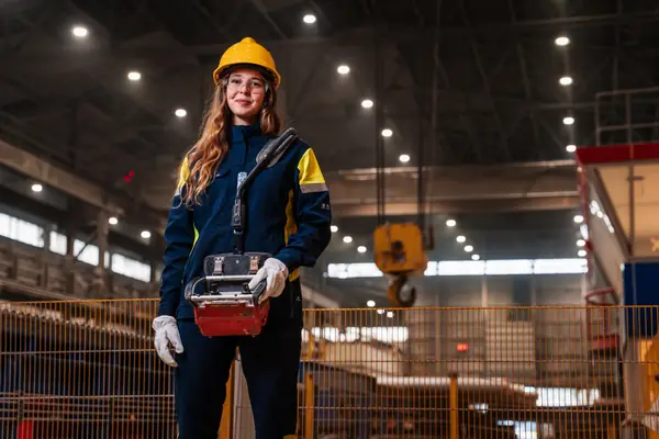 A Gildi fund member working at an aluminium plant