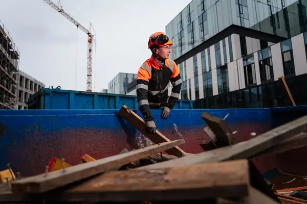A Gildi fund member working at a construction site